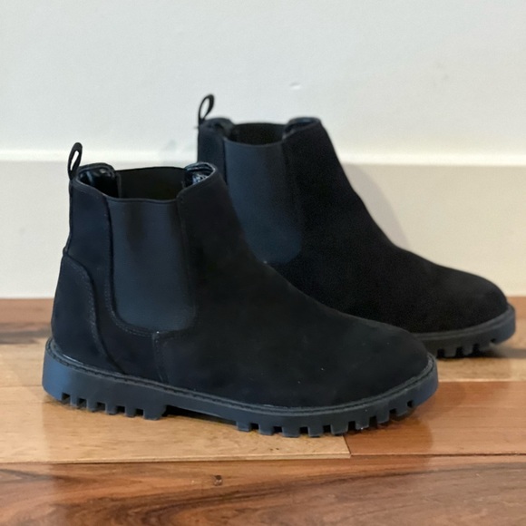 GAP. Size 2 (girls). Black faux suede Chelsea boots. Mint condition. - Picture 3 of 8